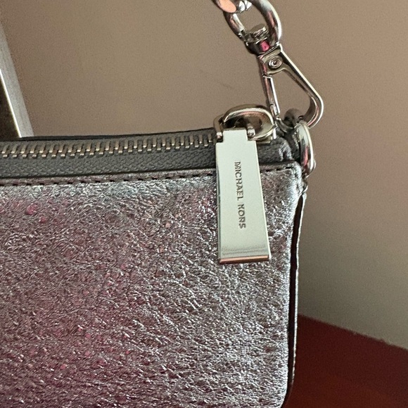 Michael Kors Jet Set Bag in Metallic Silver Leather - Picture 5 of 16